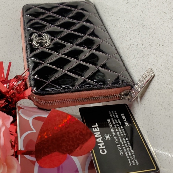 CHANEL shiny patent/quilted leather wallet - Picture 2 of 10
